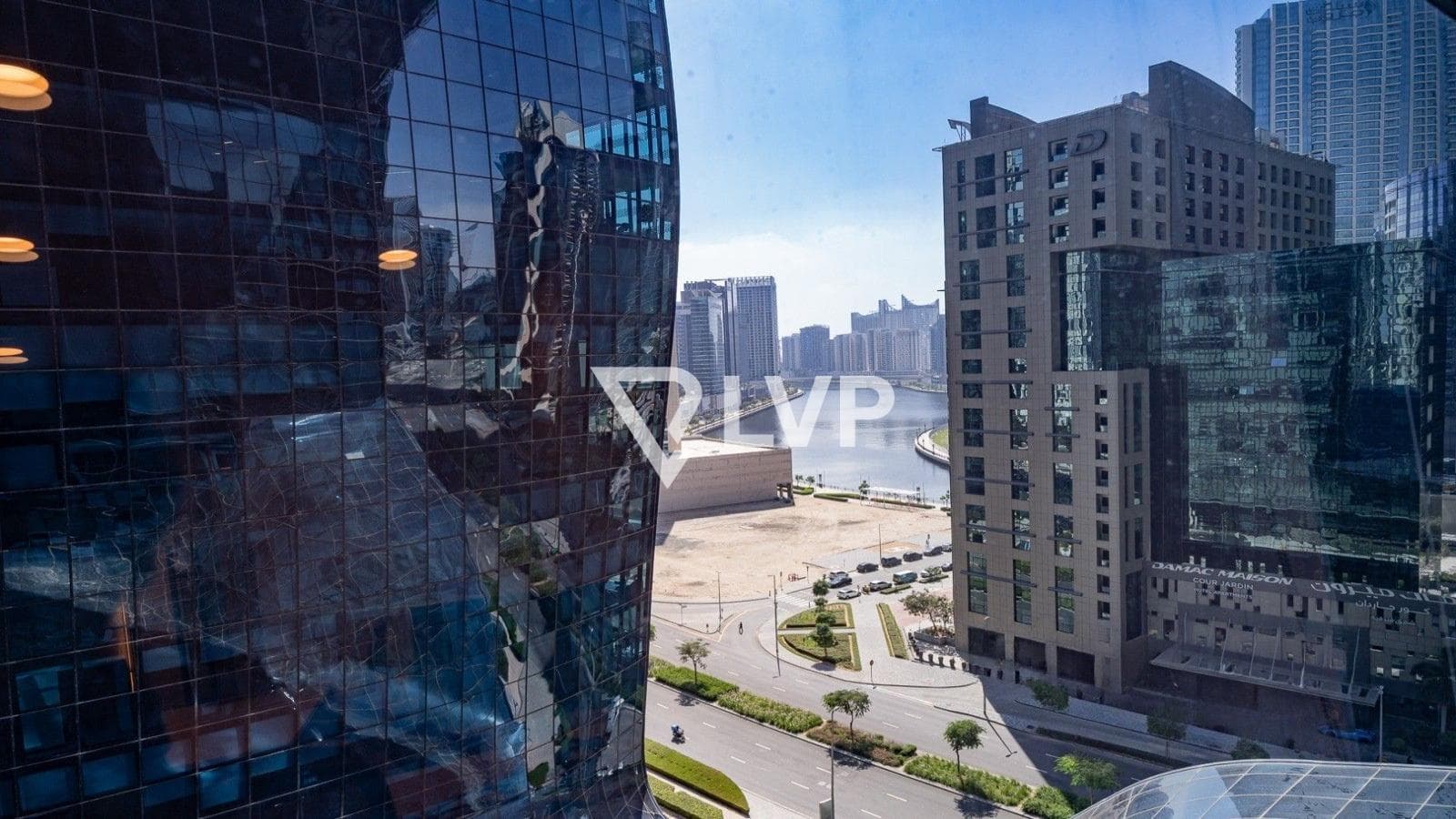 Fully Furnished | Mid Floor | Prime Location — photo 5