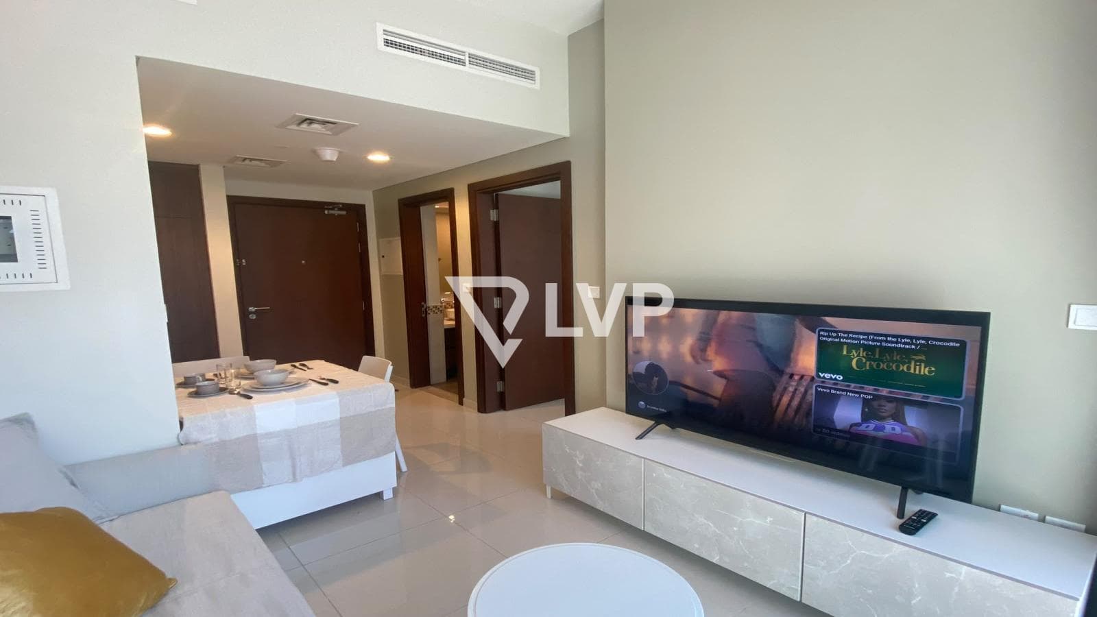 Mid Floor |Fully Furnished |Community & Pool View — photo 4