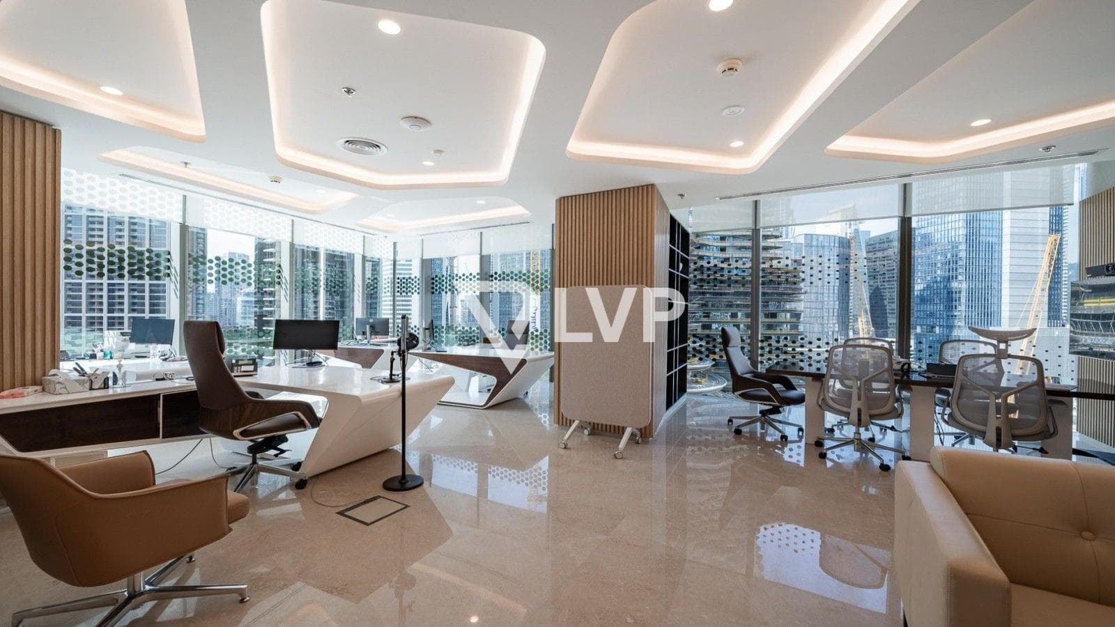 Fully Furnished | Mid Floor | Prime Location — photo 3