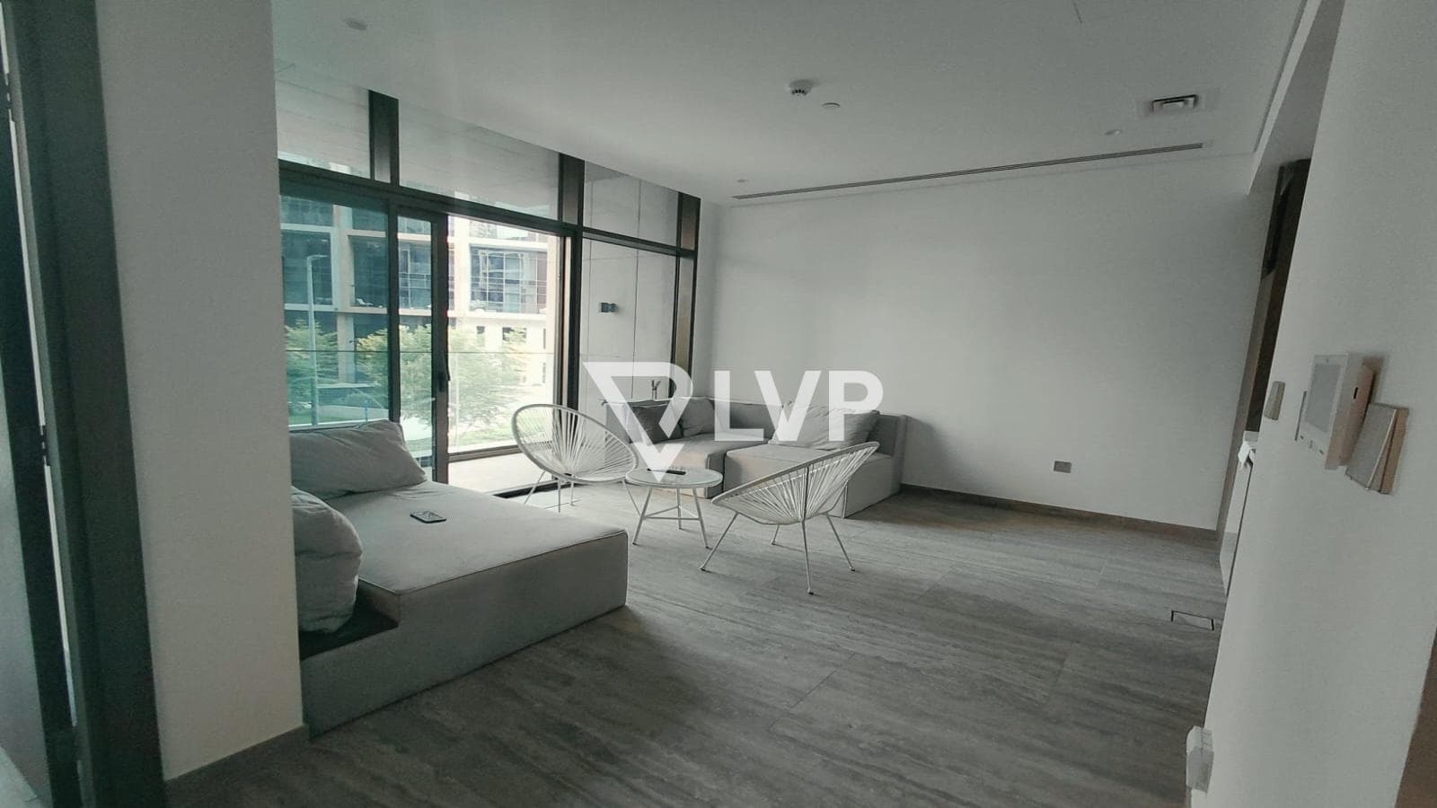 Prime Location | Semi-Furnished 1BR | Elegant — photo 3