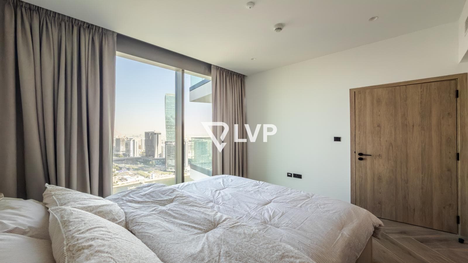 Fully Furnished | Canal View | Mid Floor | 1BR — photo 3