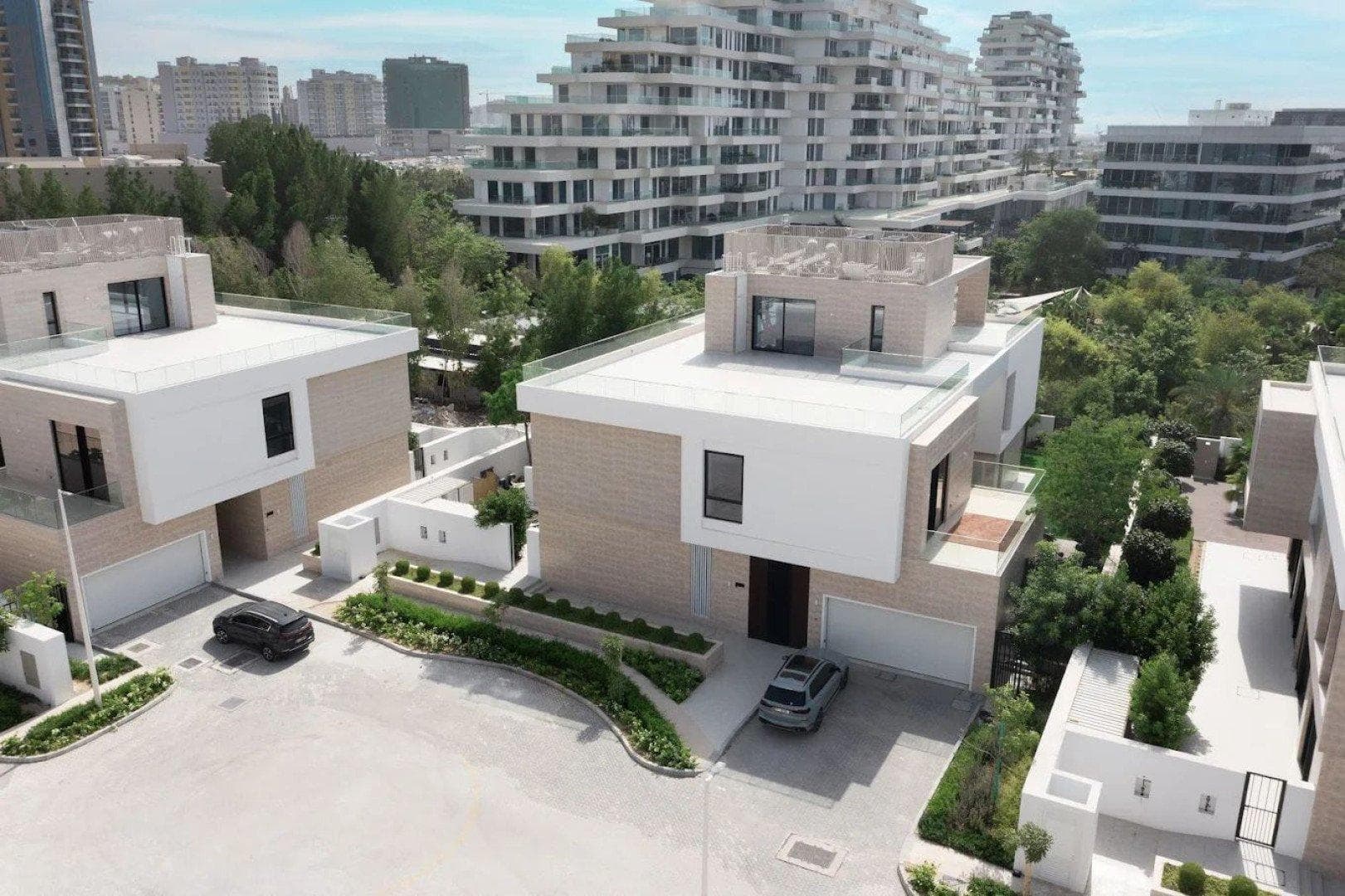 Les 8 — main photo