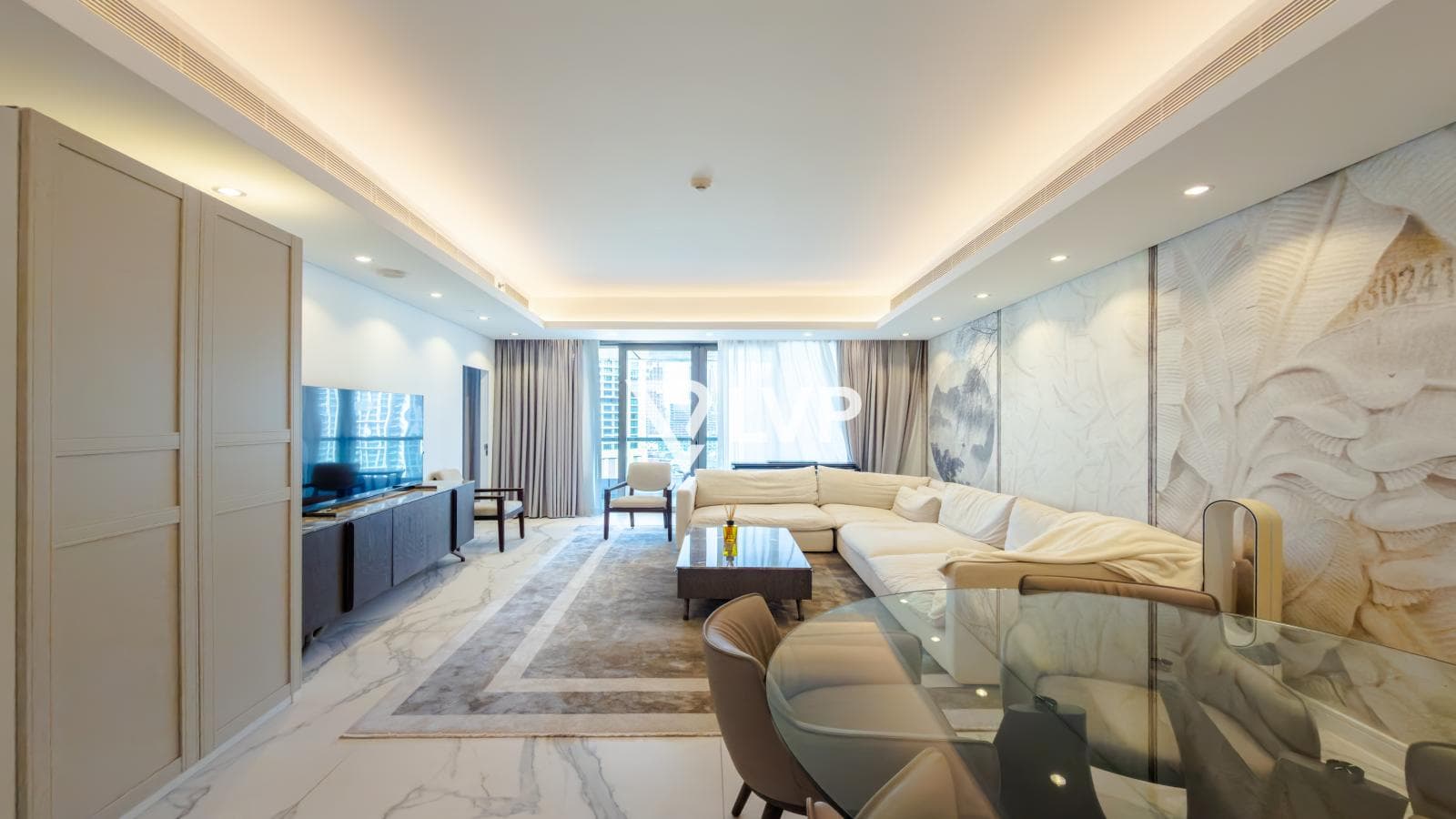 High Floor | Upgraded Unit | Fully Furnished — photo 3