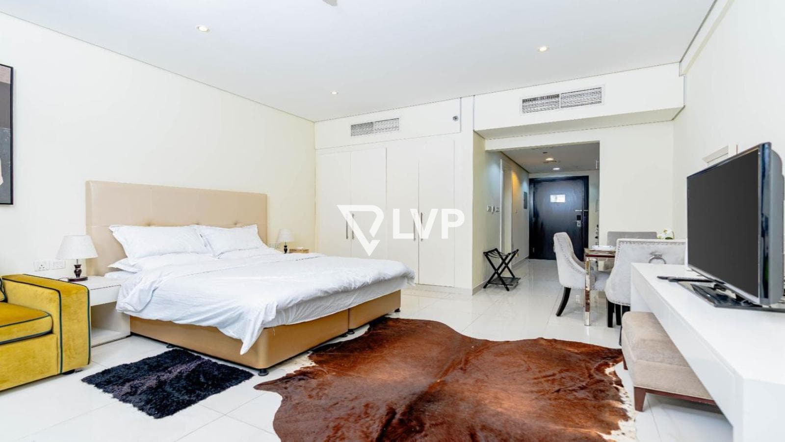 Prime Location | High Floor | Fully Furnished — photo 3